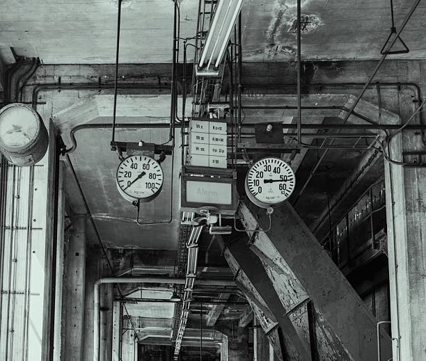 alte Messinstrumente in einer stillgelegten Industriehalle