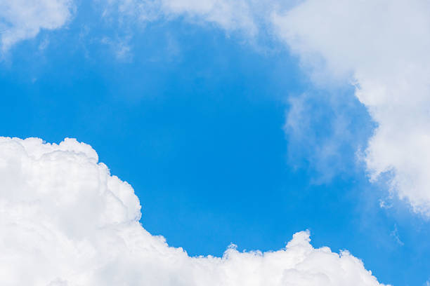 I took a photo of the refreshing blue sky and summer clouds from near the summit of a summer mountain.