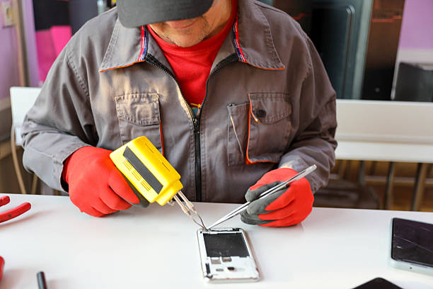 miniature people repair or survey smartphone crack