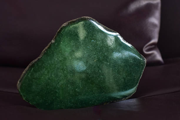 Genuine green jade is a natural jade that has not been cut or polished.