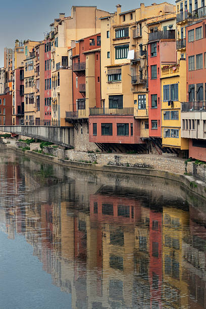 Straten van girona op een zonnige dag in mei 2025