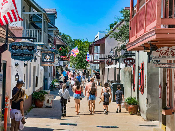 St. Augustine, FL: St. George Street in St. Augustine, Florida's Historic District offers a variety of shopping and eating choices.