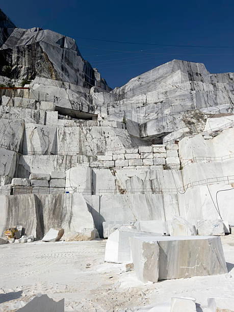 The imposing Carrara marble quarry, where the rock is extracted in large blocks, a majestic panorama that reveals the power of nature and man.