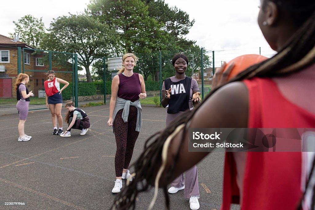 Netball Practise Signs Netball Passing Practise Stock Photo - Download Image Now - 16-17 Years ...