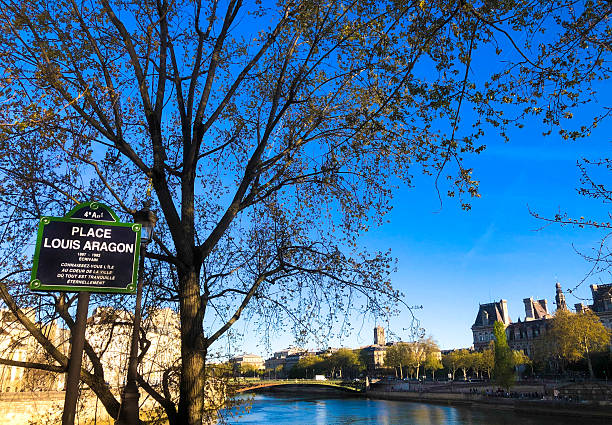 Paris, France: Hotel de Ville viewed from the tip of Ile Saint-Louis (Place Louis Aragon).