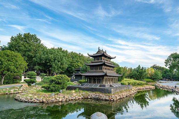 Yueyang Tower is located beside Dongting Lake