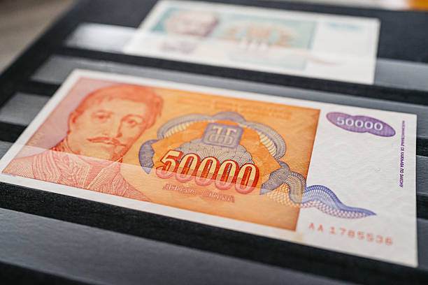 bankovka 50 000 dinárů z jugoslávie na stole - dluh finance fotky - stock snímky, obrázky a fotky