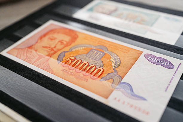 50 000 dinar banknote from yugoslavia on the table - dluh finance fotky - stock snímky, obrázky a fotky