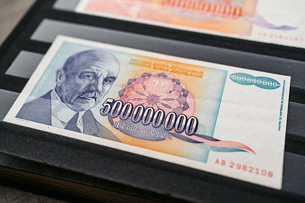 bankovka 500 milionů dinárů z jugoslávie na stole - dluh finance fotky - stock snímky, obrázky a fotky