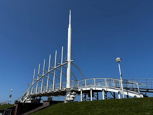 Deichbrücke Bensersiel vor blauem Himmel