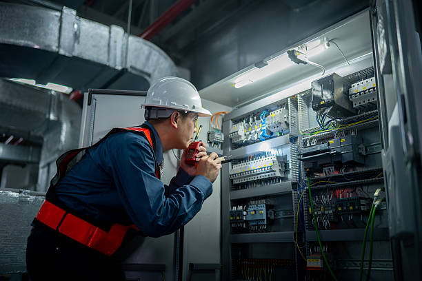 industrial technicians working electrical control cabinet panel is well-organized for manufacturing, hvac, or power distribution and organized technical environment. - eletricidade imagens e fotografias de stock