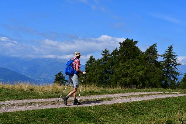 Ein Mann wandert in Südtirol