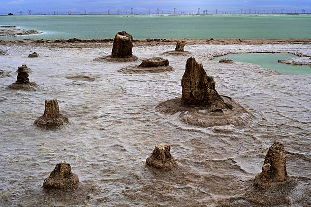 Qinghai Province, Haixi Mongolian and Tibetan Autonomous Prefecture, Geermu City,The Chalhan Salt Lake is over 160 kilometers long from east to west and 20 to 40 kilometers wide from north to south. The salt layer is approximately 2 to 20 meters thick. Its total area is 5,856 square kilometers. It is the largest salt lake in China and the second largest in the world. It formed several hundred million years ago due to the gradual crystallization of the high-concentration brine in the lake.Chalhan Salt Lake is a large inland comprehensive salt lake mainly containing potassium salts, along with various other minerals such as magnesium, sodium, lithium, boron, iodine, chlorine, bromine, rubidium, and cesium. Among them, the reserves of potassium, magnesium, and lithium rank first in China, and their potential economic value is incalculable. It has extremely rich potassium and magnesium salt resources, with reserves of 50 billion tons, making it the main production area of potassium and magnesium salts in China, sufficient to supply food for 6 billion people worldwide for 1,000 years.The Chalhan Salt Lake Scenic Area was opened to the public in 2019 and was designated as a national AAAA-level tourist attraction.