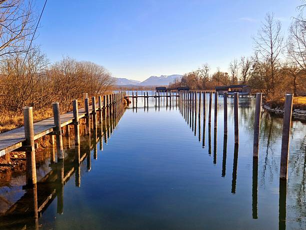 Chiemsee in Bayern - Linien im Wasser - Bootsanlegestelle