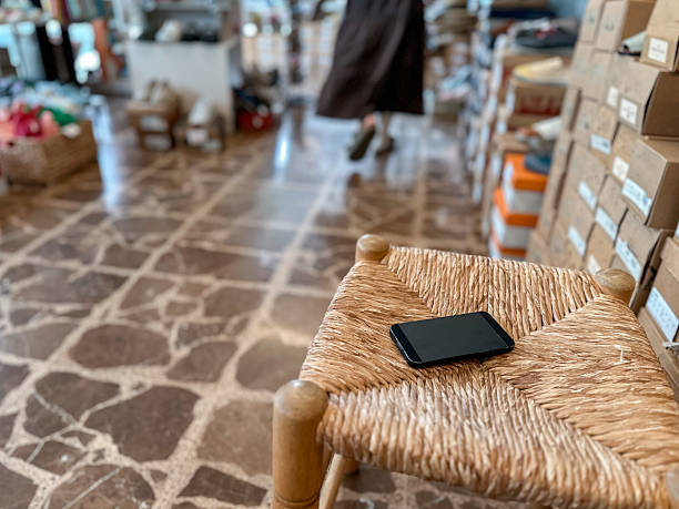 Mobile phone forgotten in a shoe store