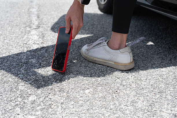 istock Picking Up a Phone Fallen from the Car 2232816255