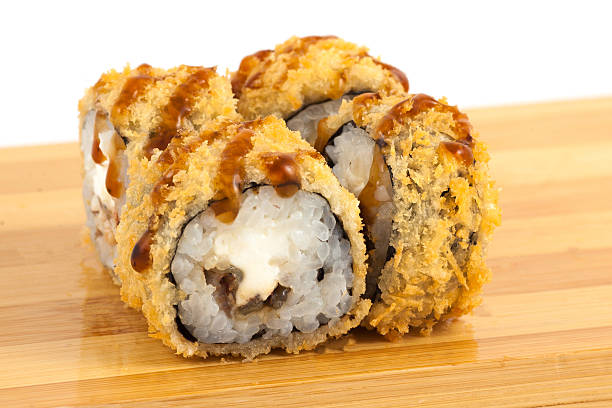 Enjoy these crunchy sushi rolls with a tasty sauce