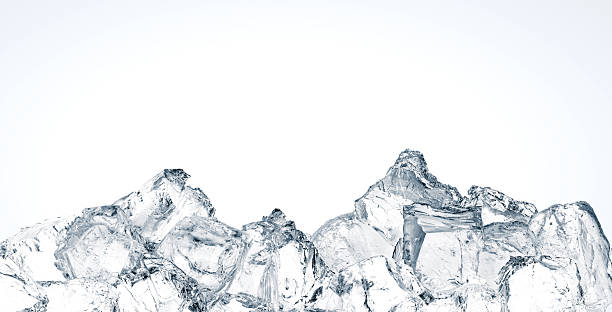 ein haufen zerkleinerter eiswürfel in zufälliger form, isoliert auf weißem hintergrund. - einige gegenstände mittelgroße ansammlung stock-fotos und bilder