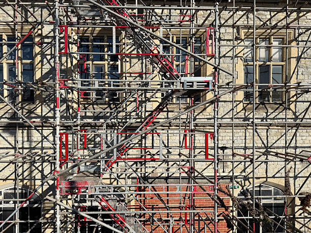 Strukturen mit Leitern an einem Baugerüst