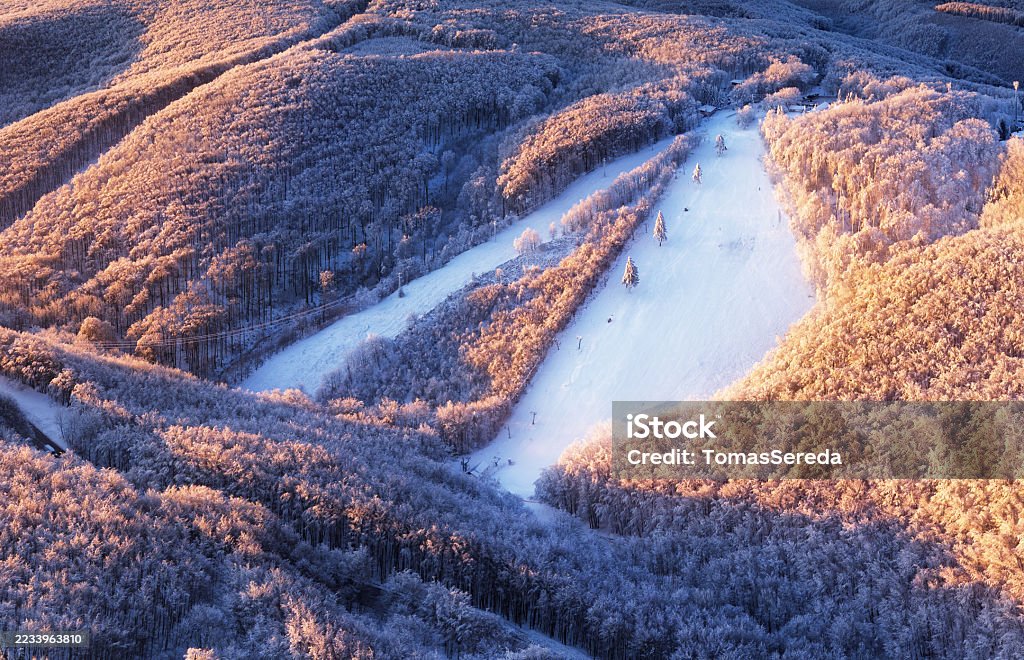 Neve na pista de esqui na estância de esqui em um dia ensolarado de inverno - Foto de stock de Azul royalty-free Neve na pista de esqui na estância de esqui em um dia ensolarado de inverno - Foto de stock de Azul royalty-free