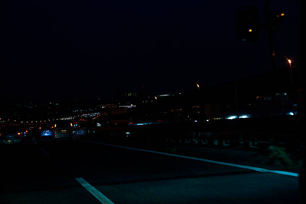 As night falls, the white of headlights and the red of taillights flow like a river of light through the city's arteries. Captured with long exposure, the trail seems to visualize the city's ceaseless energy and speed, as well as the never-ending flow of time itself. A dynamic and beautiful piece of light art painted on the black canvas of asphalt.
