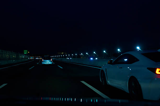 As night falls, the white of headlights and the red of taillights flow like a river of light through the city's arteries. Captured with long exposure, the trail seems to visualize the city's ceaseless energy and speed, as well as the never-ending flow of time itself. A dynamic and beautiful piece of light art painted on the black canvas of asphalt.