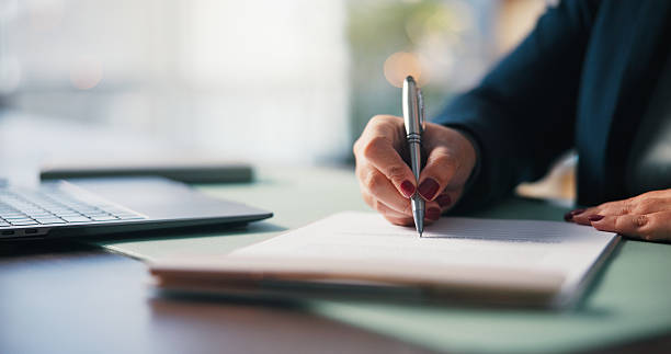 büro, genehmigung und hände mit dokument, unterschrift und mitarbeiter mit bedingungen oder investitionsmöglichkeit. unternehmen, buchhalter und person mit rechtlichen unterlagen, tabelle und vereinbarung für finanzunterlagen - schreiben stock-fotos und bilder