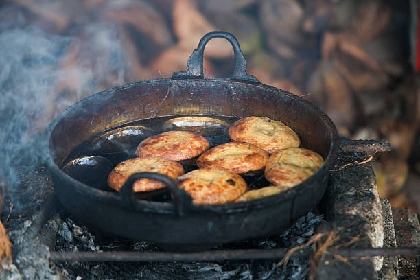 Focus on the making of Akok Bahulu - a traditional baked egg pastry (similar to madeleine sponge cake) in Malaysia. It is a mixture of barter and egg, cook under coconut husk fire.  Coconut husk is usually end of shelf life and left unwanted.Akok bahulu usually carries the aroma of smoked egg pastry and sweetness from sugar.