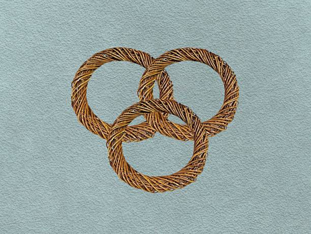 The light green background in the picture is a circle of brown rattan woven into a beautiful circular pattern to be used to decorate dried flowers into garlands or dried flower bouquets to decorate.