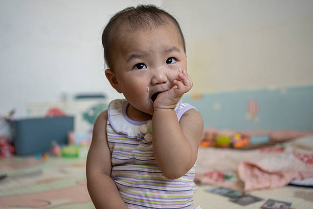 Babies eat by hand at home