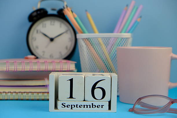 16 septembre, calendrier sur la table du bureau d’affaires, lieu de travail sur fond jaune. printemps - number 16 december calendar date calendar photos et images de collection