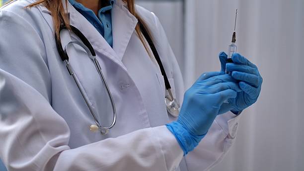 chuyên gia chăm sóc sức khỏe chuẩn bị ống tiêm cho thủ thuật y tế - bảo quản và quản lý vắc-xin chuyên nghiệp hình ảnh sẵn có, bức ảnh & hình ảnh trả phí bản quyền một lần