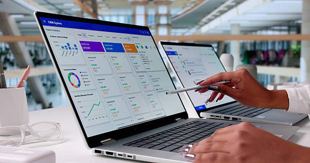 женщина-бизнес-лидер, использующая программное обеспечение crm - компьютерное программное обеспечение стоковые фото и изображения
