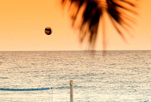 Llega el verano y se disfruta con deportes como el voley playa. Verano. Playa mar y sol. Vacaciones en el mar.