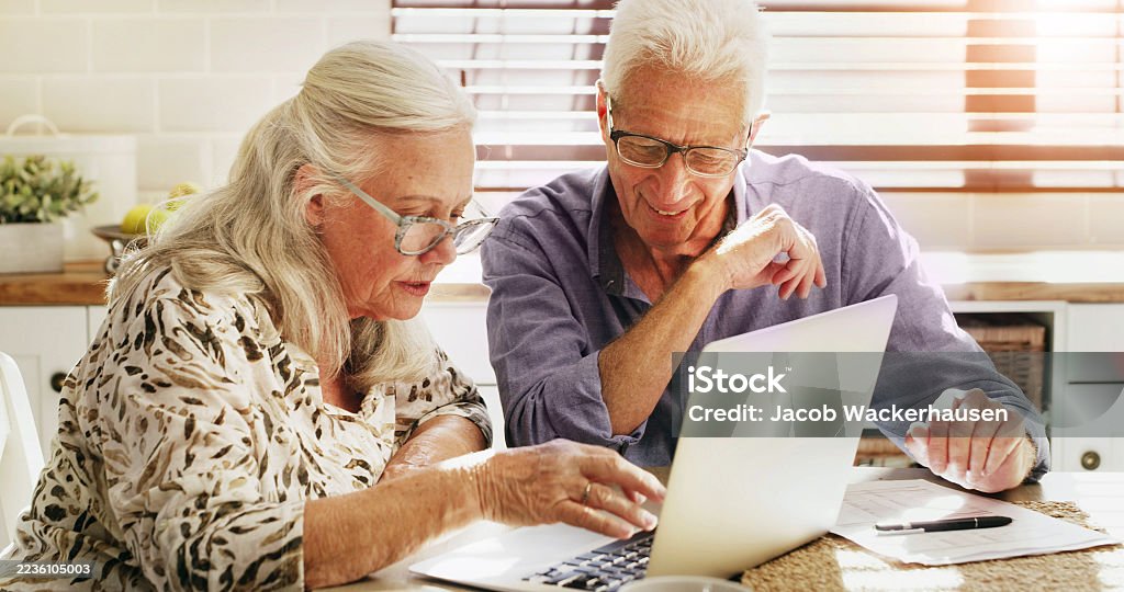 Anziano, coppia felice e laptop con documenti in casa di riposo per finanza, fondo o budget. Anziani, uomo e donna con scartoffie al computer per la pianificazione finanziaria o l'investimento insieme in casa - Foto stock royalty-free di 65-69 anni Anziano, coppia felice e laptop con documenti in casa di riposo per finanza, fondo o budget. Anziani, uomo e donna con scartoffie al computer per la pianificazione finanziaria o l'investimento insieme in casa - Foto stock royalty-free di 65-69 anni