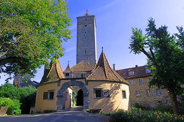 Rothenberg ob de Tauber, is German town in North Bavaria, renowned for its medieval architecture. The town walls include many preserved gate houses and towers, plus a covered walkway on top.