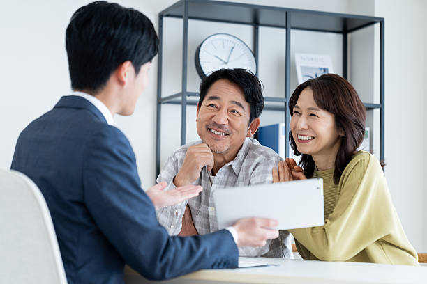 コンサルタントに相談する中年夫婦 - 満足 うれしい 業者依頼 日本人 家族 ストックフォトと画像