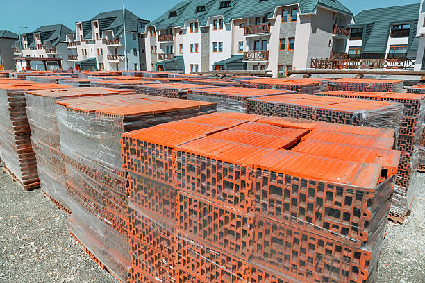 Casa en obras ladrillo en el jardín