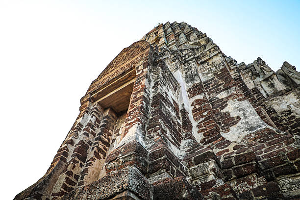 Wat Ratchaburana, a beautiful temple in Ayutthaya, is renowned for its treasures. The highlight is the prang, which houses a large and deep crypt, comprising three large rooms. It houses relics and is filled with numerous Buddha images.