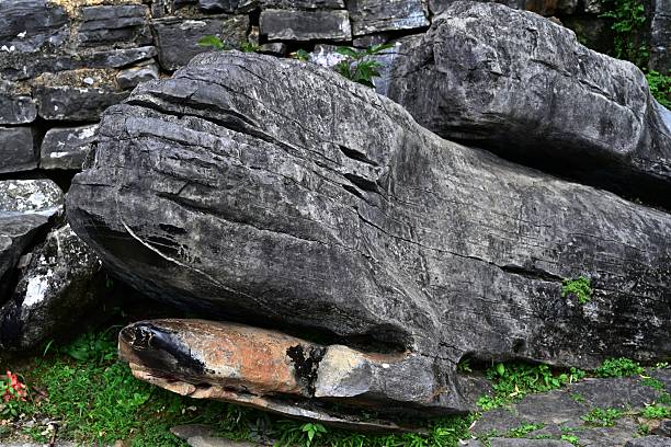 This huge rock is located in the Huangyao Ancient Town of Hezhou, Guangxi. It resembles the head of a large python and is one of the attractions in the town.