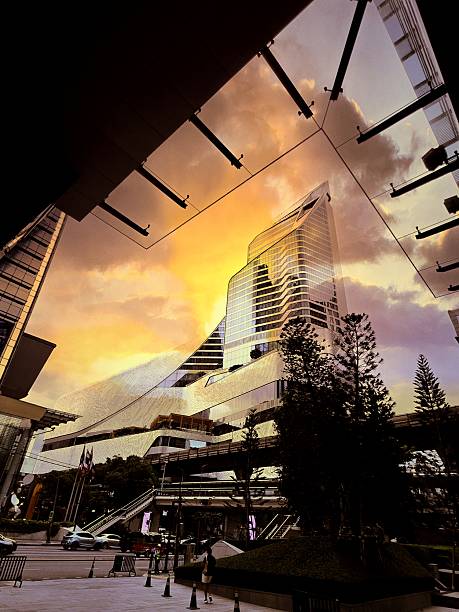 The beauty of the building, seen from the street and the orange and yellow color scheme, reveals a sense of tranquility