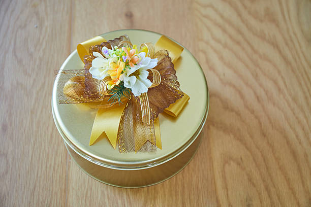 The flower arrangement decoration on golden circle steel box