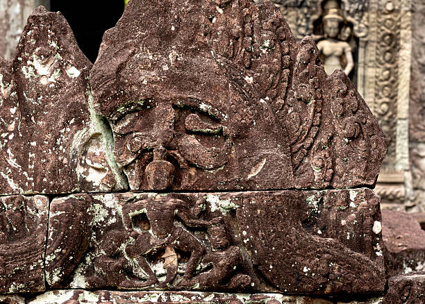 Remains of palatial figures in the courtyard monument