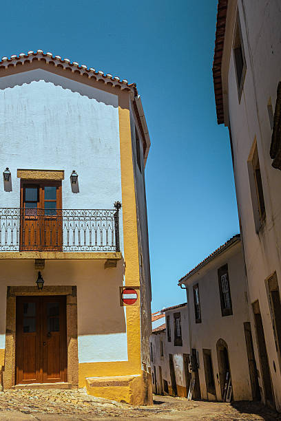 Rua de pedra do Alentejo Marvão num dia quente de verão