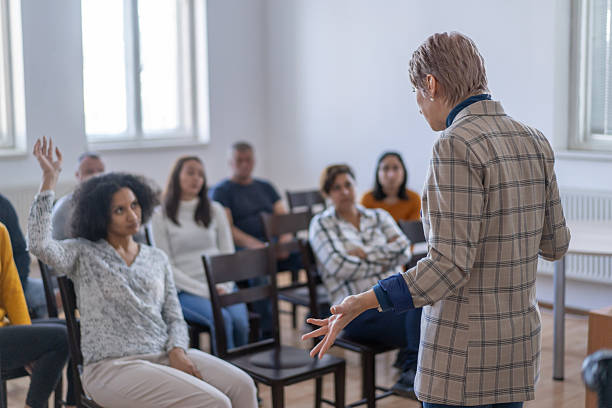 nữ doanh nhân dẫn dắt hội nghị và giải đáp thắc mắc của khán giả - câu hỏi thường gặp và giải đáp chuyên gia hình ảnh sẵn có, bức ảnh & hình ảnh trả phí bản quyền một lần