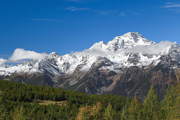 istock Disgrazia peak in the Valmalenco, autumn landscape 2238976111