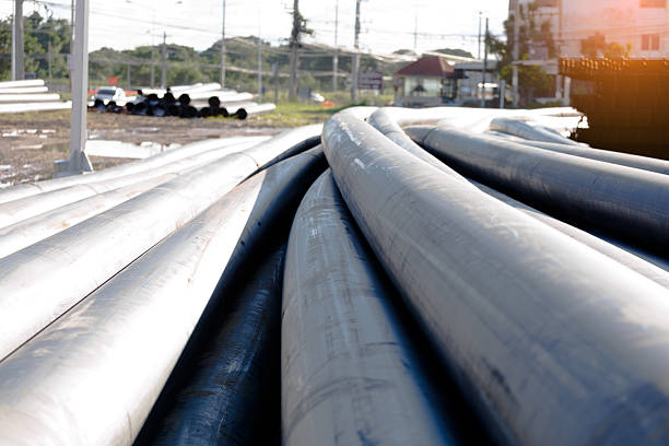 A large number of large water pipes in road construction projects that require underground pipe laying, large projects, heavy machinery, road construction, construction