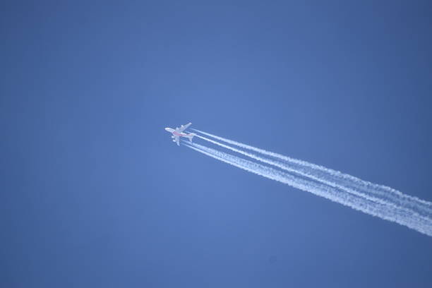 Un avion traverse le ciel, Sainte-Apolline, Québec, Canada
