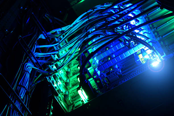 lebendige netzwerkkabel im serverraum - erfrischung stock-fotos und bilder