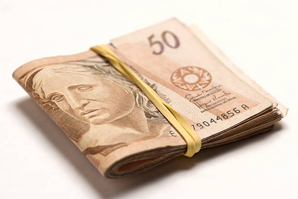 Fifty Reais bills tied on a rubber band.